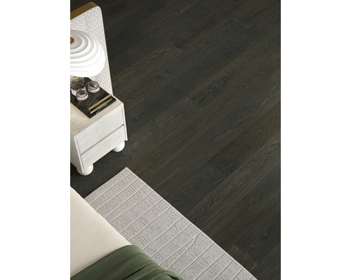 Ansicht eines Raumes mit einem Bodenbelag aus dunklem Holzparkett.