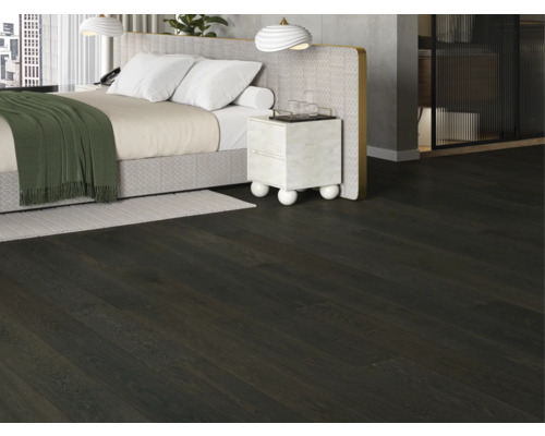 Schlafzimmer mit dunklem Holzboden.