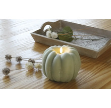 Dekorative LED-Kerze in Kürbisform mit Tablett und Blumenschmuck