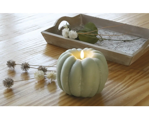 Dekorative LED-Kerze in Kürbisform mit Tablett und Blumenschmuck