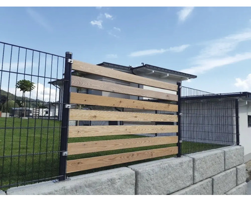 Gartenzaun mit Holzfüllung und Metallgitter