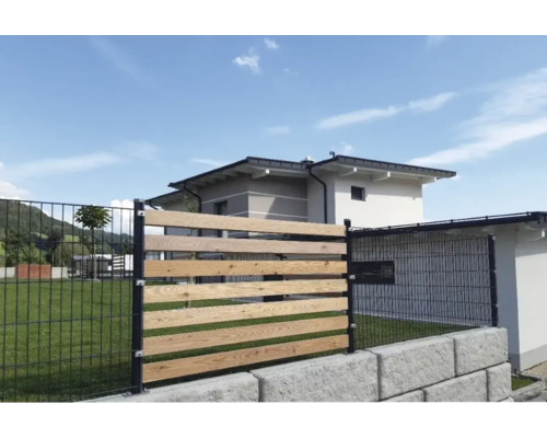 Gartenzaun aus Metall und Holz vor einem Wohnhaus