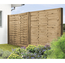 Holzzaun im Gartenbereich mit dekorativen Pflanzen