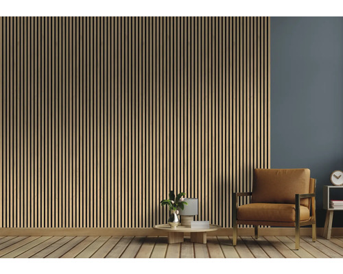 Wohnraum mit Akustikpaneelen an der Wand, Sessel und Beistelltisch