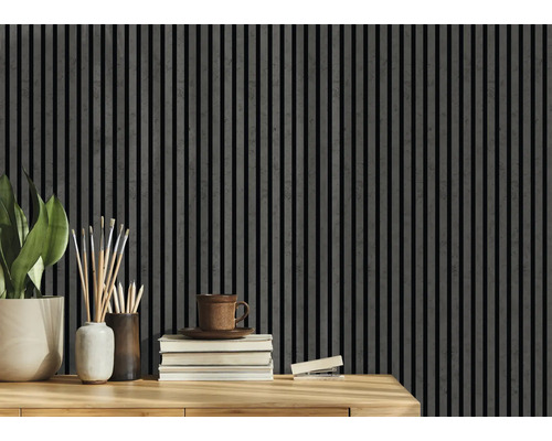 Holzpaneelwand mit Dekoration auf einem Tisch