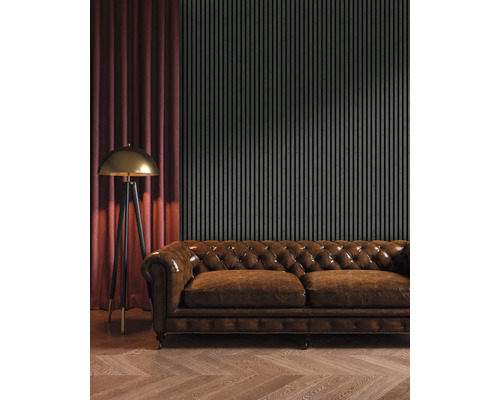 Wohnzimmer mit braunem Ledersofa, Stehlampe und Wandpaneelen