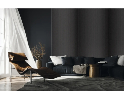 Wohnzimmer mit Sofa, Sessel, Teppich und Wandpaneelen