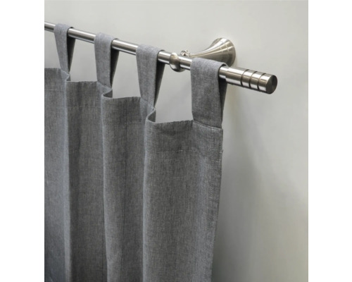 Grauer Gardinenschal mit Schlaufenaufhängung an einer Gardinenstange