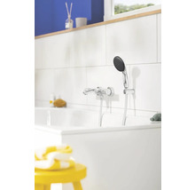 Badezimmer mit Armatur, Brause und Badewanne.