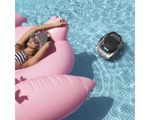 Szene mit Frau auf aufblasbarem Flamingo im Schwimmbad und Poolreinigungsroboter