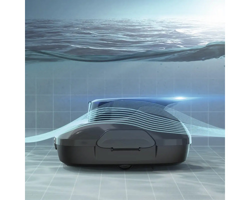 Schwimmbadreiniger unter Wasser bei der Arbeit