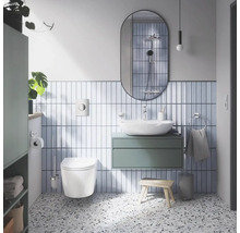 Modernes Badezimmer mit Toilette, Waschtisch, Spiegel und Fliesen