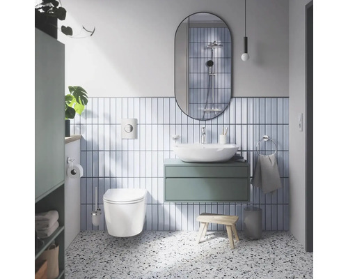 Modernes Badezimmer mit Toilette, Waschtisch, Spiegel und Fliesen