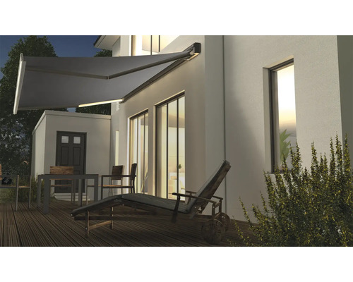 Terrasse mit Markise, Tisch, Stühlen und Liege