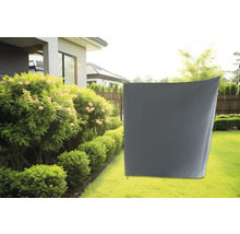 Gartenlandschaft mit Abdeckung zum Schutz von Gartenmöbeln vor Witterungseinflüssen