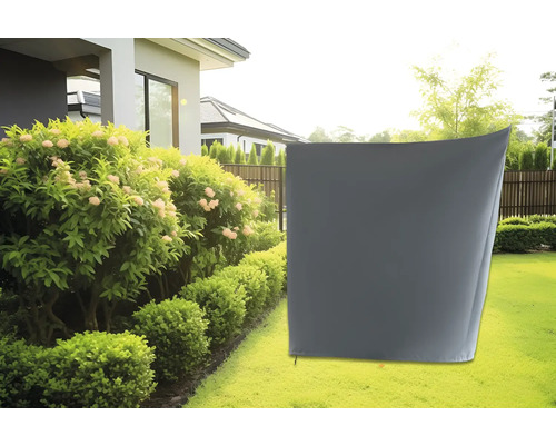 Gartenlandschaft mit Abdeckung zum Schutz von Gartenmöbeln vor Witterungseinflüssen