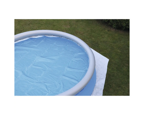 Aufblasbarer Pool mit Abdeckung im Garten
