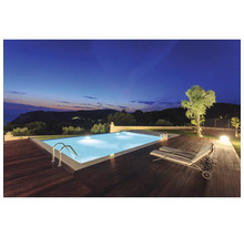 Beleuchteter Pool mit Holzdeck und Liegestuhl bei Dämmerung