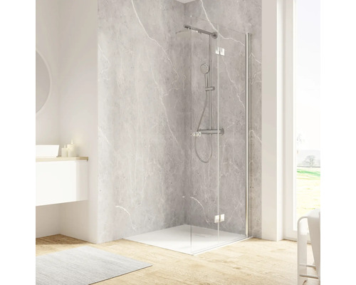 Helles Badezimmer mit Duschkabine, Waschbecken und großem Fenster für ein angenehmes Ambiente.