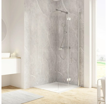 Helles Badezimmer mit Duschkabine aus Glas und grauer Marmorwand