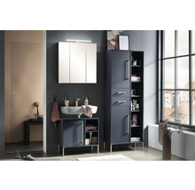 Badezimmer mit Waschtischunterschrank, Spiegelschrank und Hochschrank in einem hellen, geräumigen Design.