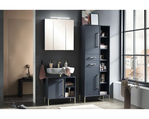 Badezimmer mit Waschtischunterschrank, Spiegelschrank und Hochschrank in einem hellen, geräumigen Design.