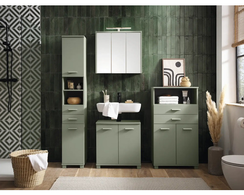 Badezimmer mit Waschbecken, Spiegelschrank und Stauraummöbeln in hellem Farbton