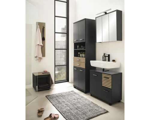Modernes Badezimmer mit Waschbecken, Spiegelschrank, Hochschrank und Sitzbank