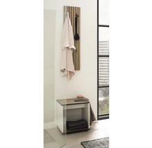 Badezimmer Szene mit Garderobenpaneel, Bank und Handtüchern für ein ordentliches Ambiente.