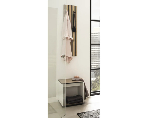 Badezimmer Szene mit Garderobenpaneel, Bank und Handtüchern für ein ordentliches Ambiente.