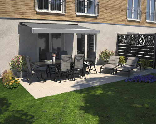 Terrasse mit Markise, Gartengarnitur und Sichtschutz