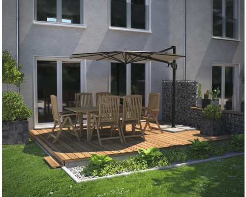 Terrasse mit Holzdeck, Gartentisch, Stühlen und Sonnenschirm vor Hausfassade
