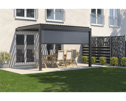 Pergola mit ausgefahrener Markise, Gartentisch und Stühlen auf einer Terrasse