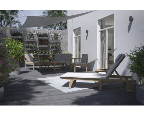 Außenbereich mit Sonnensegel, Loungemöbeln und Wandbepflanzung für eine moderne Gartengestaltung