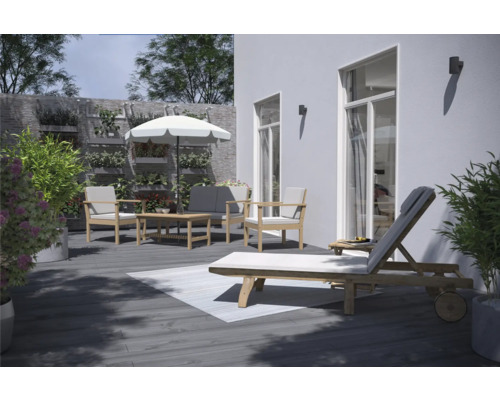 Außenbereich mit Gartenmöbeln und Sonnenschirm auf einer Terrasse.