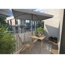 Balkonszene mit Tisch, Sessel, Sonnenschirm und Pflanzen