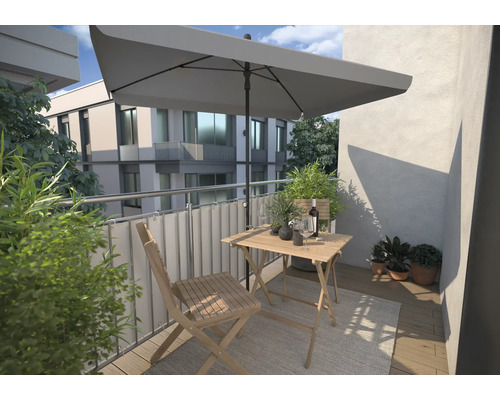 Balkonszene mit Tisch, Sessel, Sonnenschirm und Pflanzen
