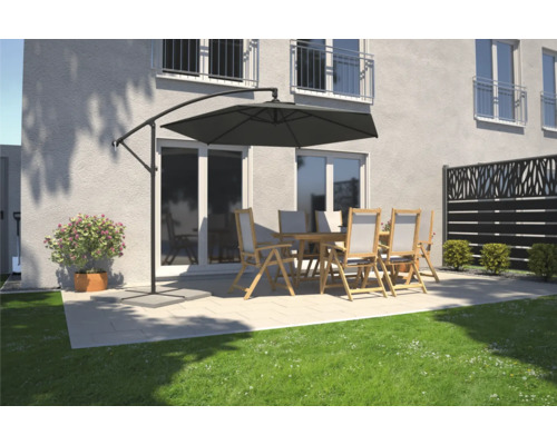 Terrasse mit Ampelschirm, Gartentisch und Gartenstühlen vor einem Haus