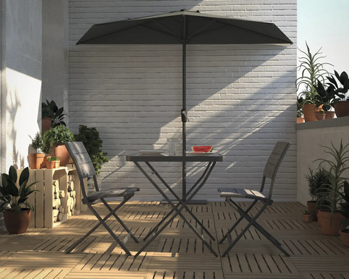 Balkonszene mit Sonnenschirm, Tisch, Stühlen und Pflanzen
