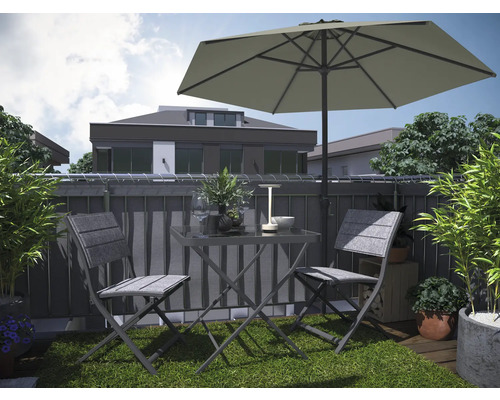 Balkonszene mit Gartentisch, zwei Stühlen und Sonnenschirm