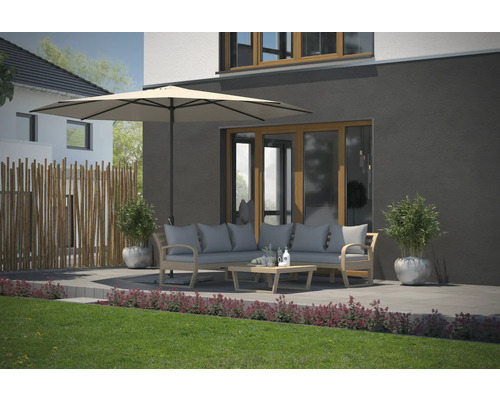 Außenbereich mit Gartenmöbeln, Sonnenschirm und Bambuszaun