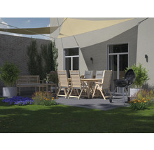 Außenbereich mit Gartentisch, Stühlen, Grill und Sonnensegel