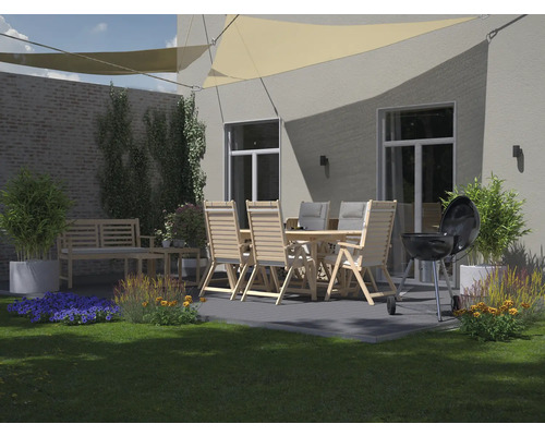 Außenbereich mit Gartentisch, Stühlen, Grill und Sonnensegel