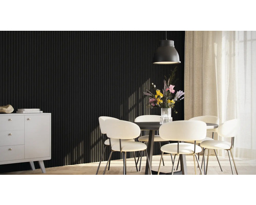 Esszimmer mit schwarzer Wandpaneele, Esstisch, Stühlen und Sideboard