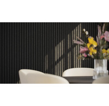 Dekorative Wandverkleidung mit vertikalen Streifen im Esszimmer