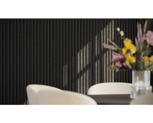 Dekorative Wandverkleidung mit vertikalen Streifen im Esszimmer