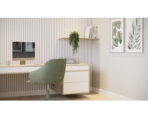 Büroszene mit Schreibtisch, Bürostuhl, Computer, Pflanze und Wanddekoration für eine Arbeitsatmosphäre