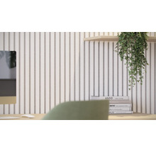 Szene mit Akustikpaneelen an der Wand, Bücherstapel und Zimmerpflanze