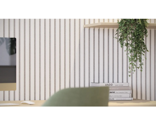 Szene mit Akustikpaneelen an der Wand, Bücherstapel und Zimmerpflanze