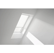 Dachfenster mit Jalousie in einem hellen Raum